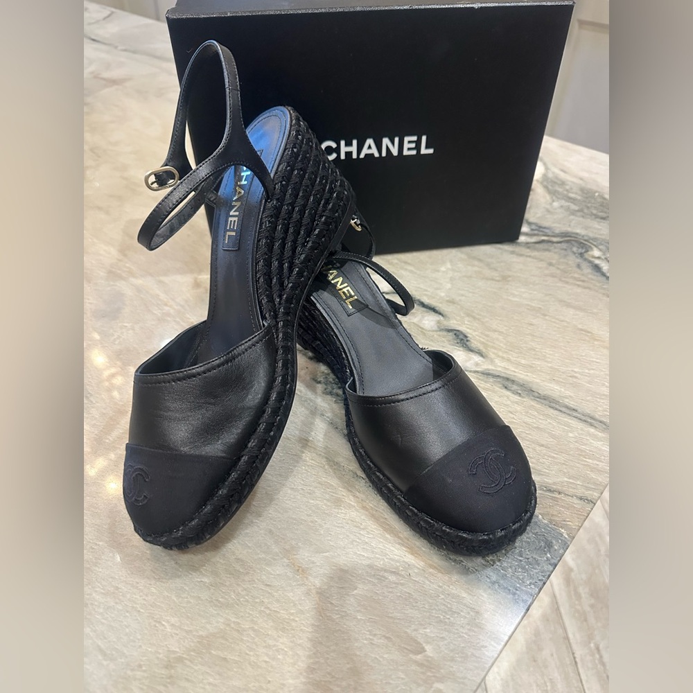 Chanel Black Wedge Espadrille Raffia Leather Sandals Shoes 42, Never worn!